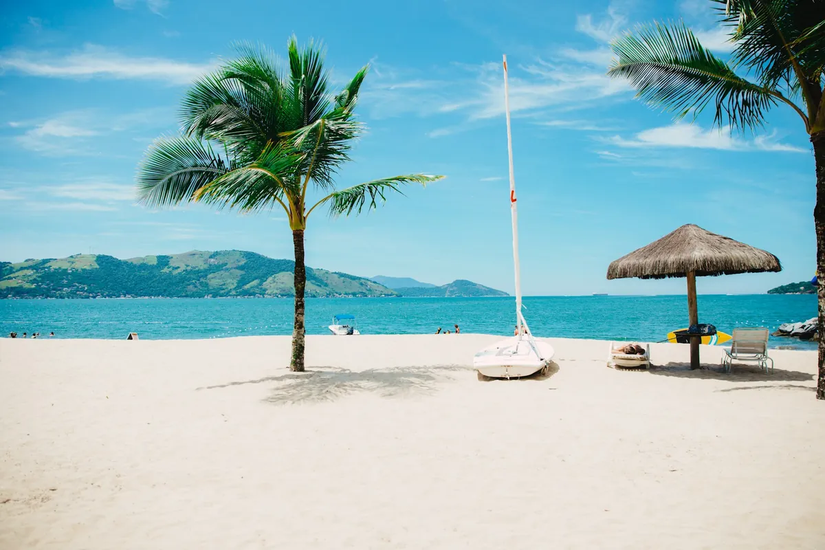 Playa caribeña de arena blanca con palmeras