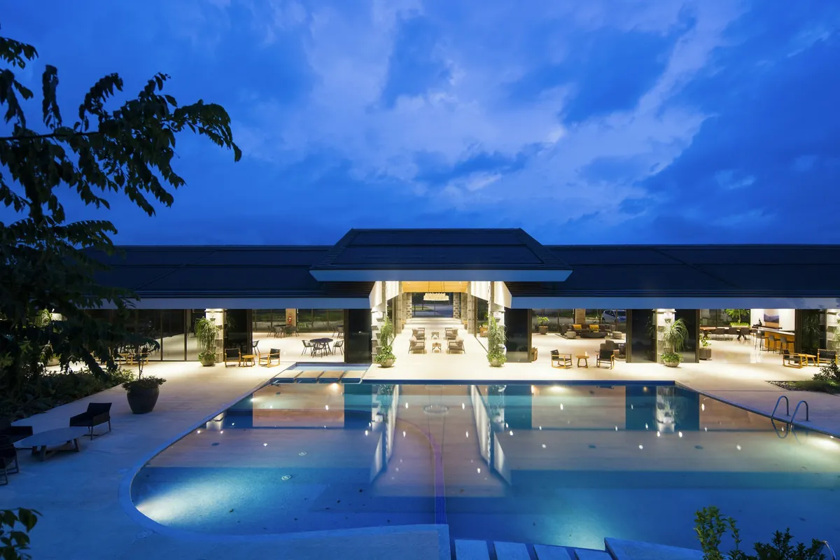 Piscina de un resort iluminada al anochecer