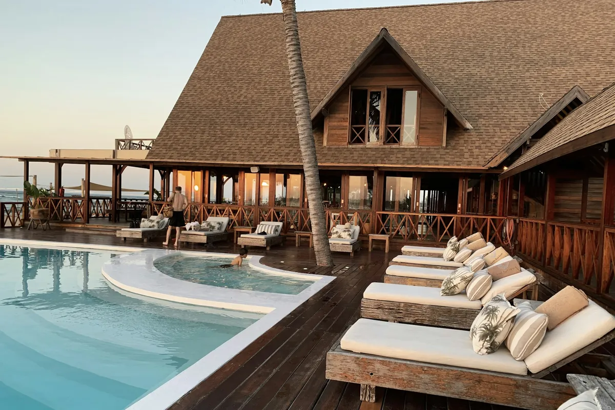 Piscina y palmeras de un resort en La Romana