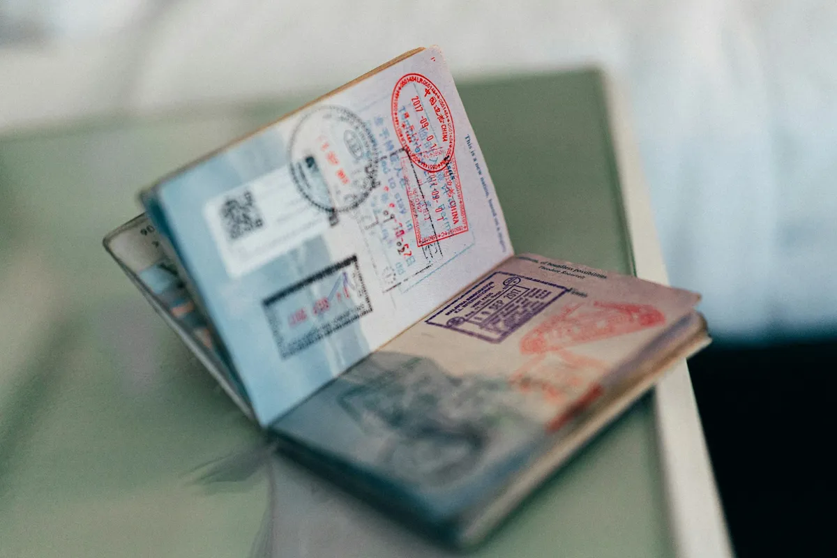 Pasaporte abierto lleno de sellos de entrada