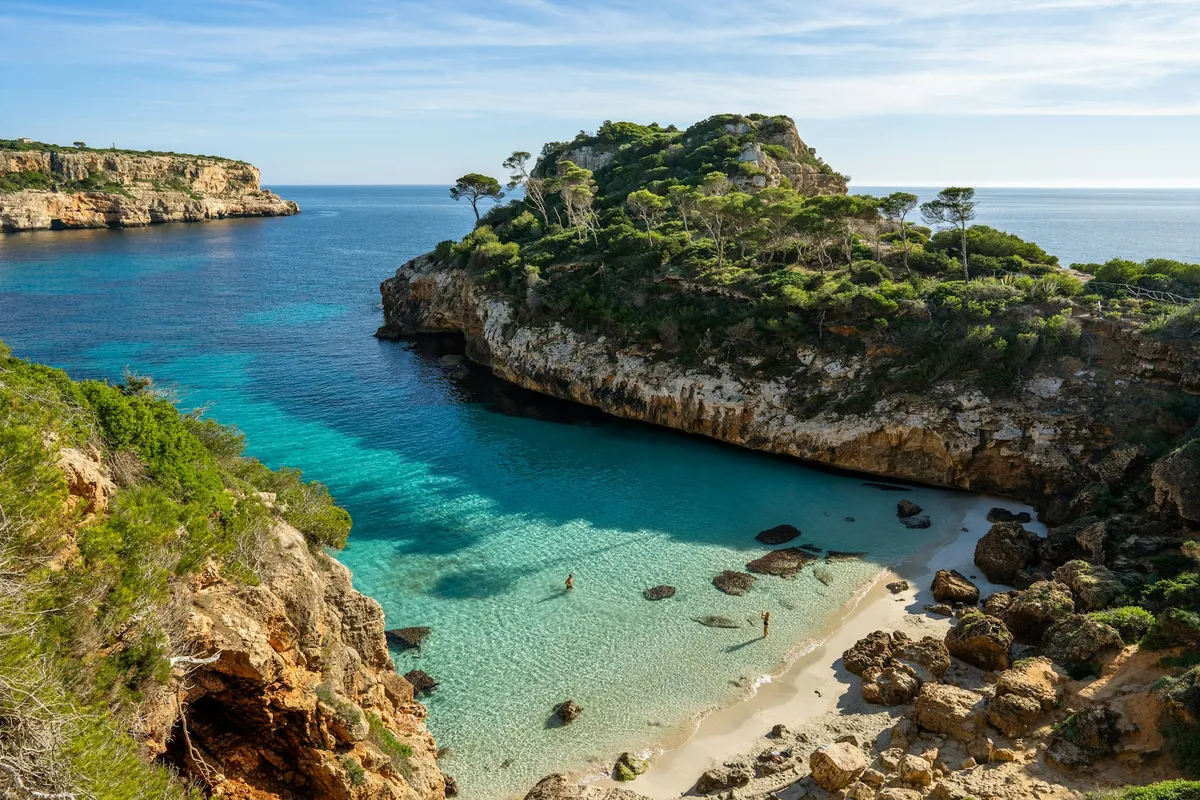 Cala de aguas turquesas entre acantilados