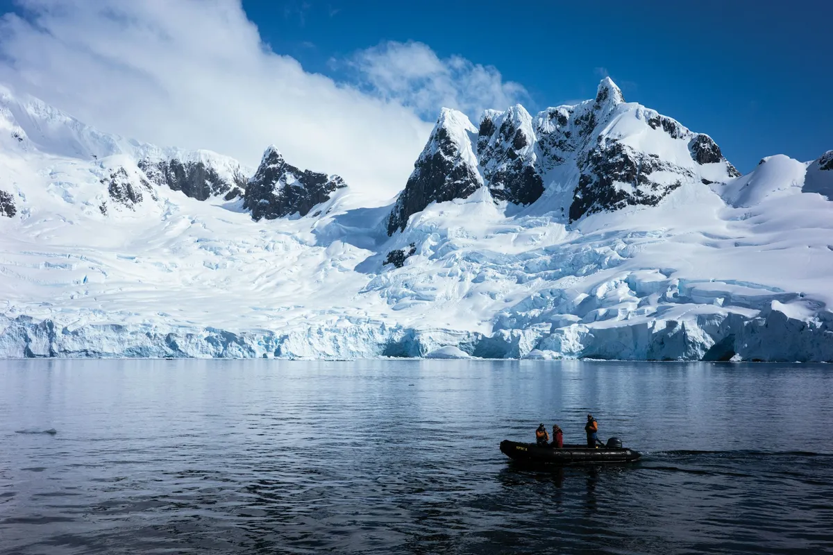Lancha de expedición ante un glaciar