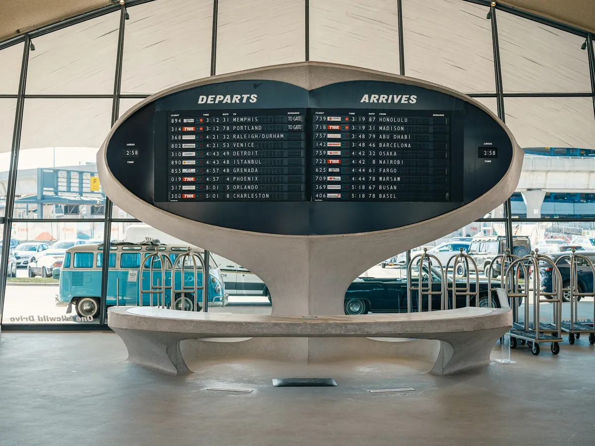 Panel de salidas de un aeropuerto