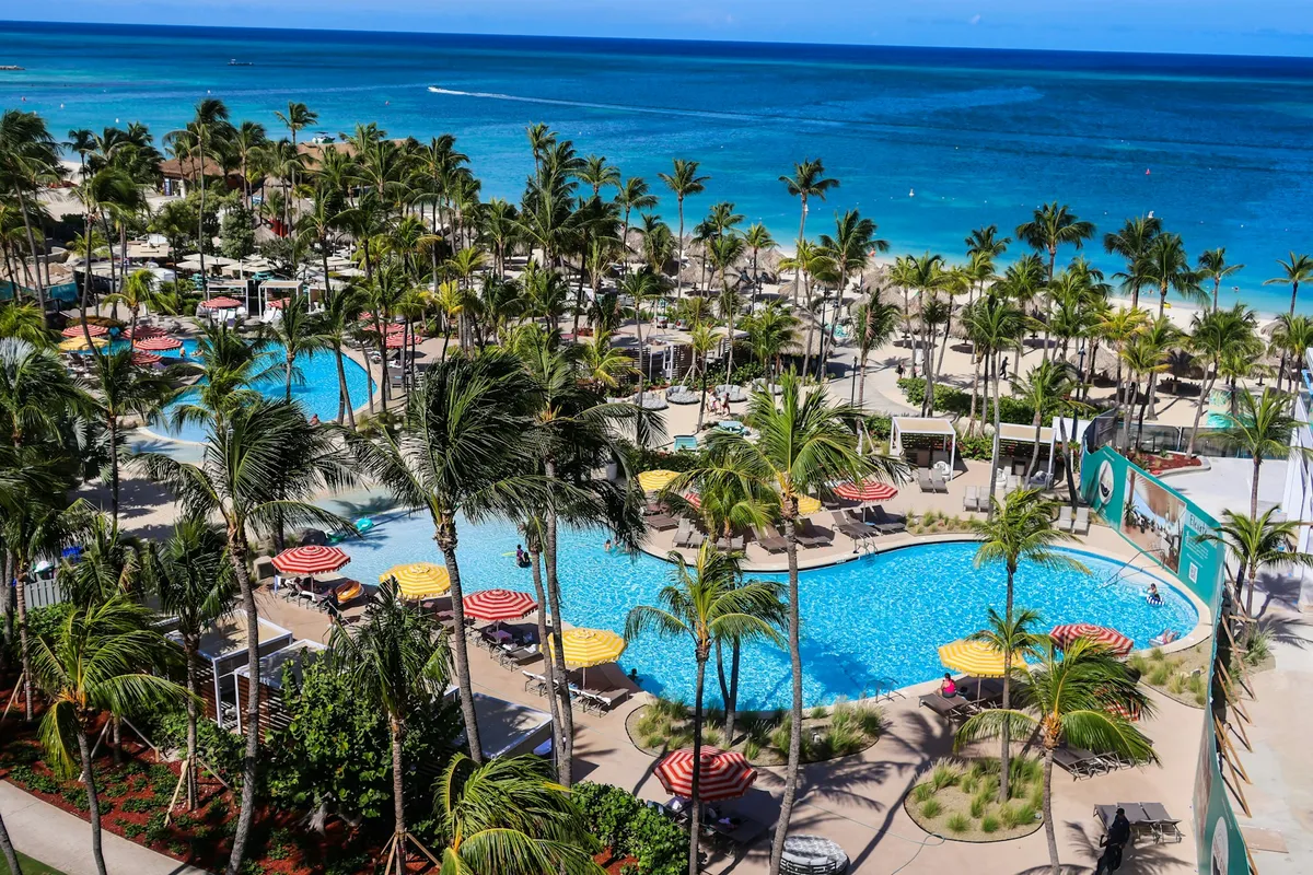 Piscinas y palmeras de un gran resort junto a la playa